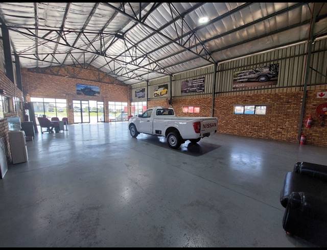 5,891M² SHOWROOM FOR SALE IN APEX